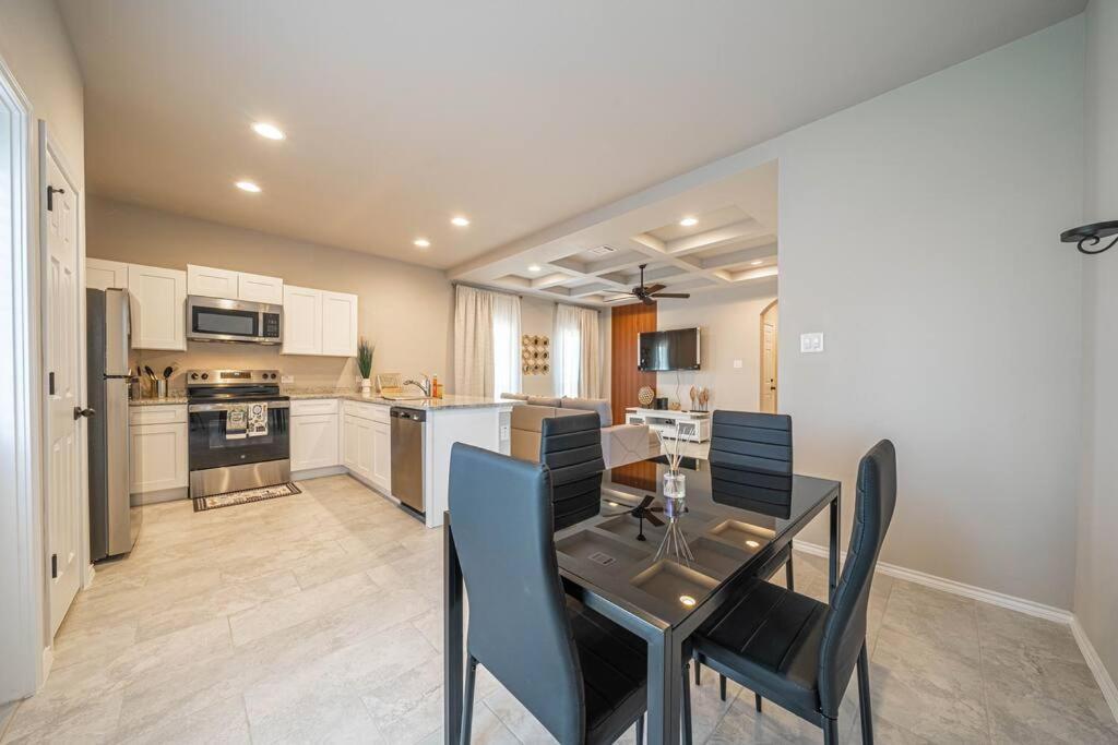 Gorgeous, Brand New 3 Bedrooms Home- Built 2024, Near Seaworld & Lackland Afb San Antonio Exterior foto
