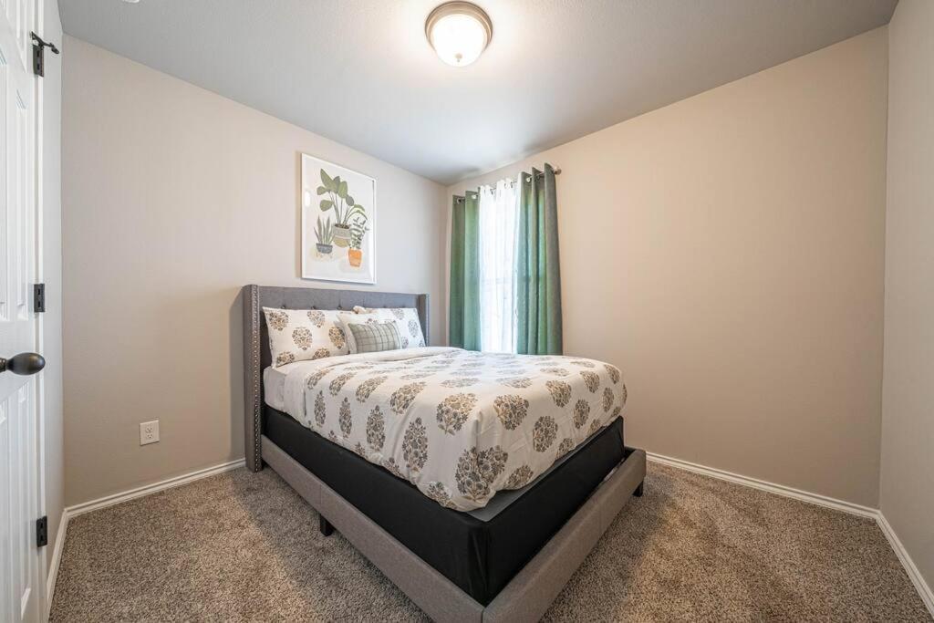 Gorgeous, Brand New 3 Bedrooms Home- Built 2024, Near Seaworld & Lackland Afb San Antonio Exterior foto