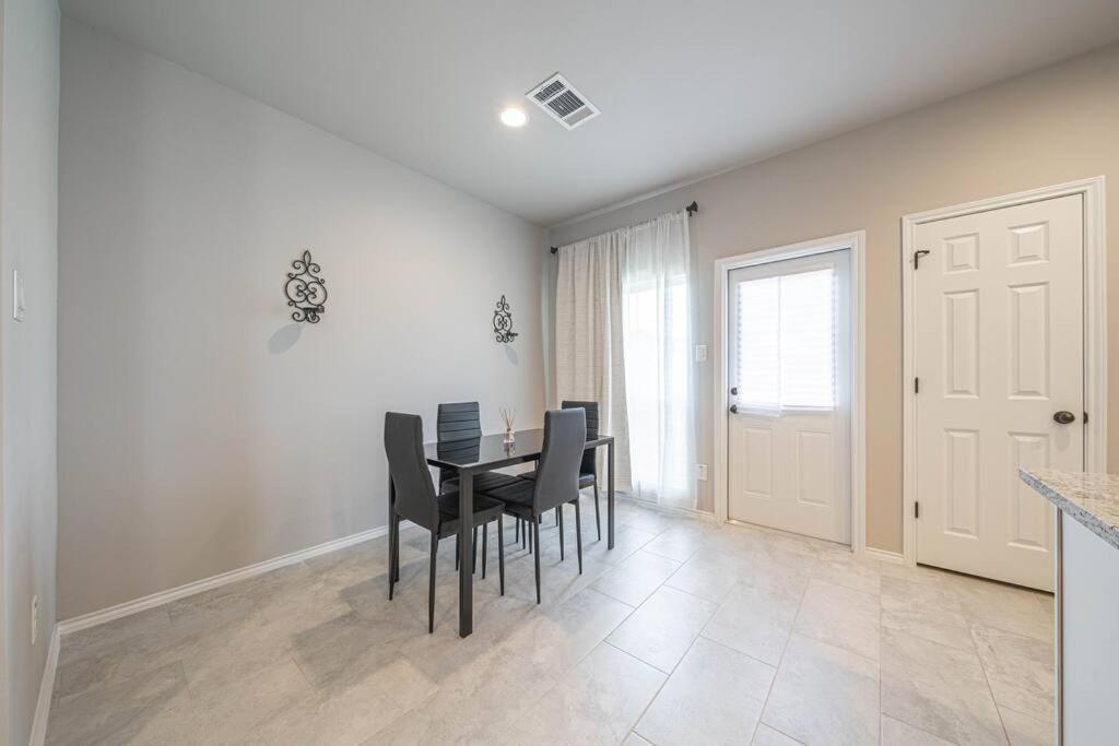 Gorgeous, Brand New 3 Bedrooms Home- Built 2024, Near Seaworld & Lackland Afb San Antonio Exterior foto